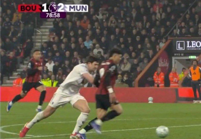 UTDKobi's tweet photo. No Foul                                Penalty + red card https://t.co/8he3G5Vp2K