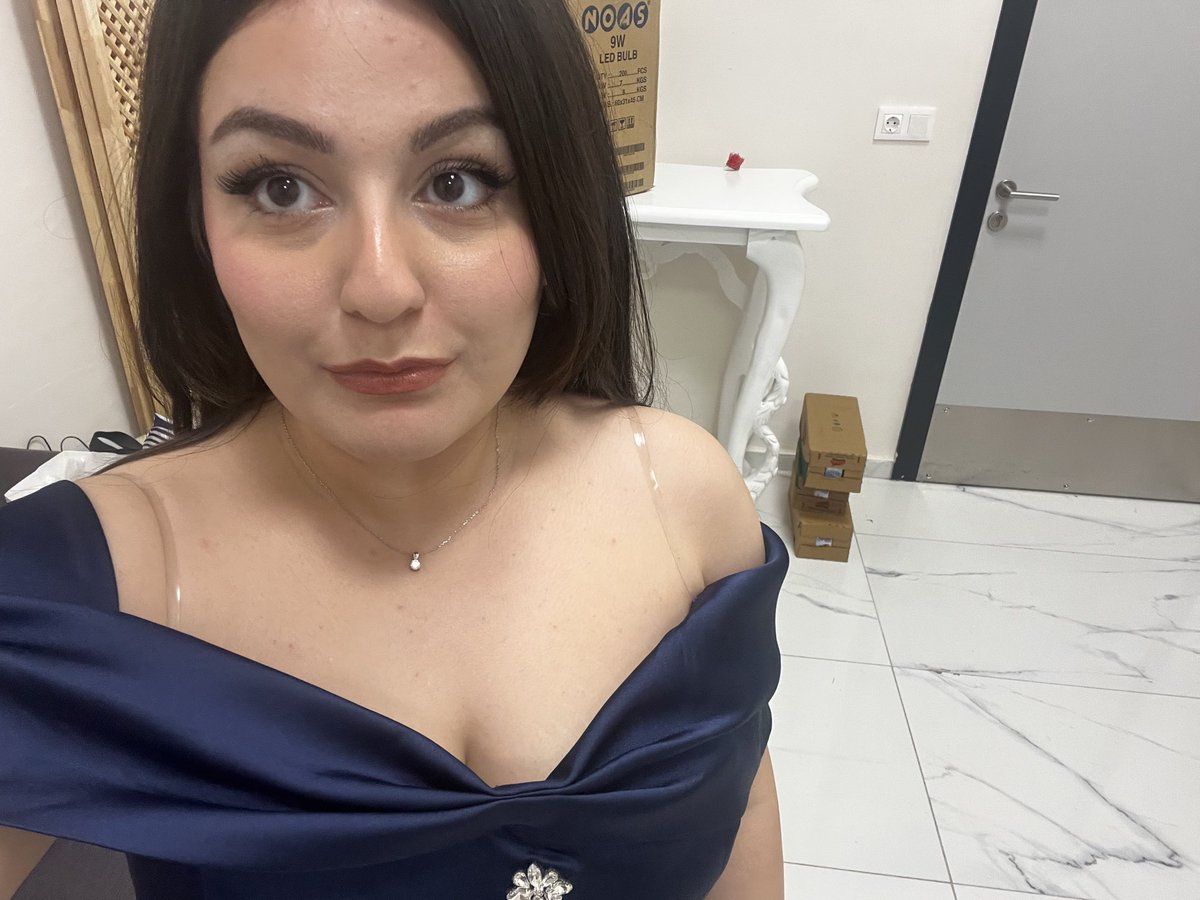 asinerra's tweet photo. bugün itibarıyla 24 yaşımı geride bıraktım. küçükken istediğim kişi olabildim mi bilmiyorum ama hayalimdeki okuldan bu sene mezun oldum. ani bi kararla başladığım işim sayesinde yan yana gelemeyeceğim insanlarla aynı masada yemek yedim. güzel bir evim var artık. 25 hoşgeldin 🎀🌸 https://t.co/Zc7k8AzyO4