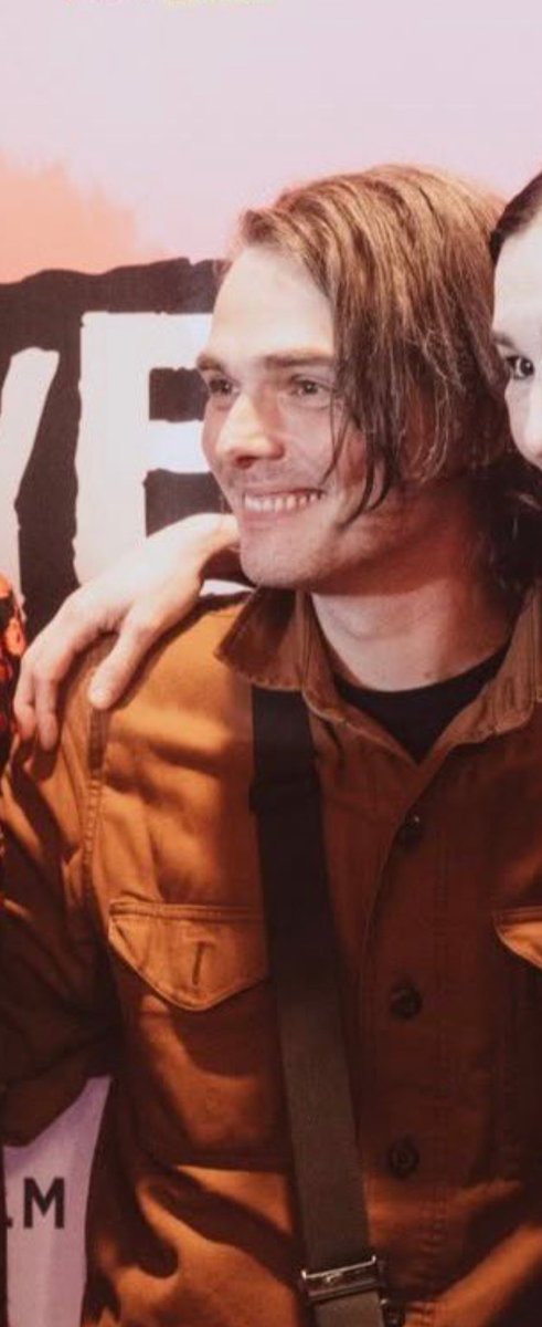 saintsforgurls's tweet photo. I LEAVE TWT FOR ALMOST THE WHOLE DAY AND I COME BACK TO GERARD SMILING WITH TEETH HELLO !!!!!!! https://t.co/cmmNglszZT