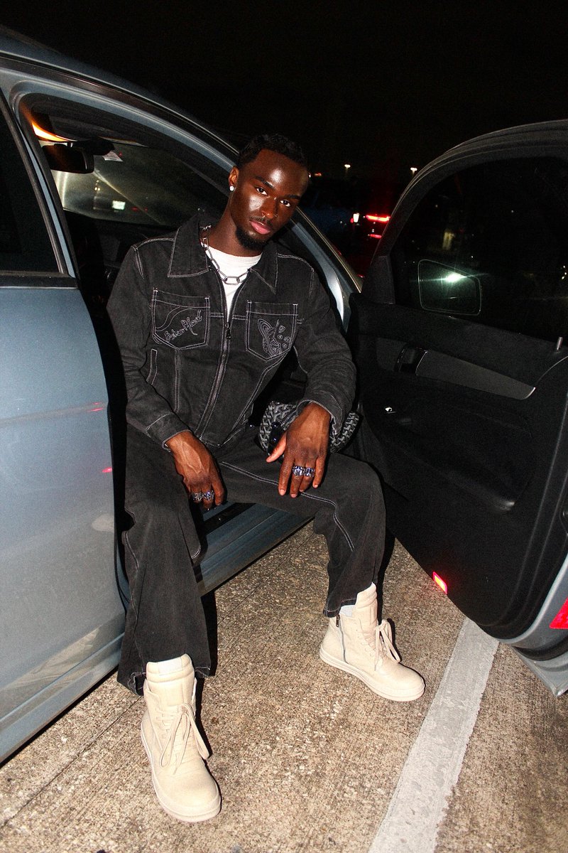 thee darkskinn hottie℗ tweet media