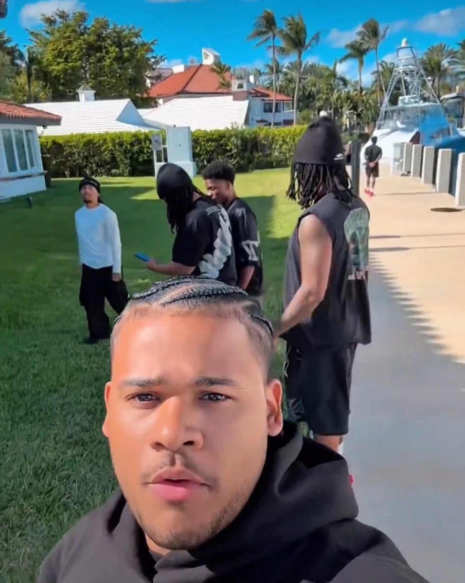 Favorite tweet media