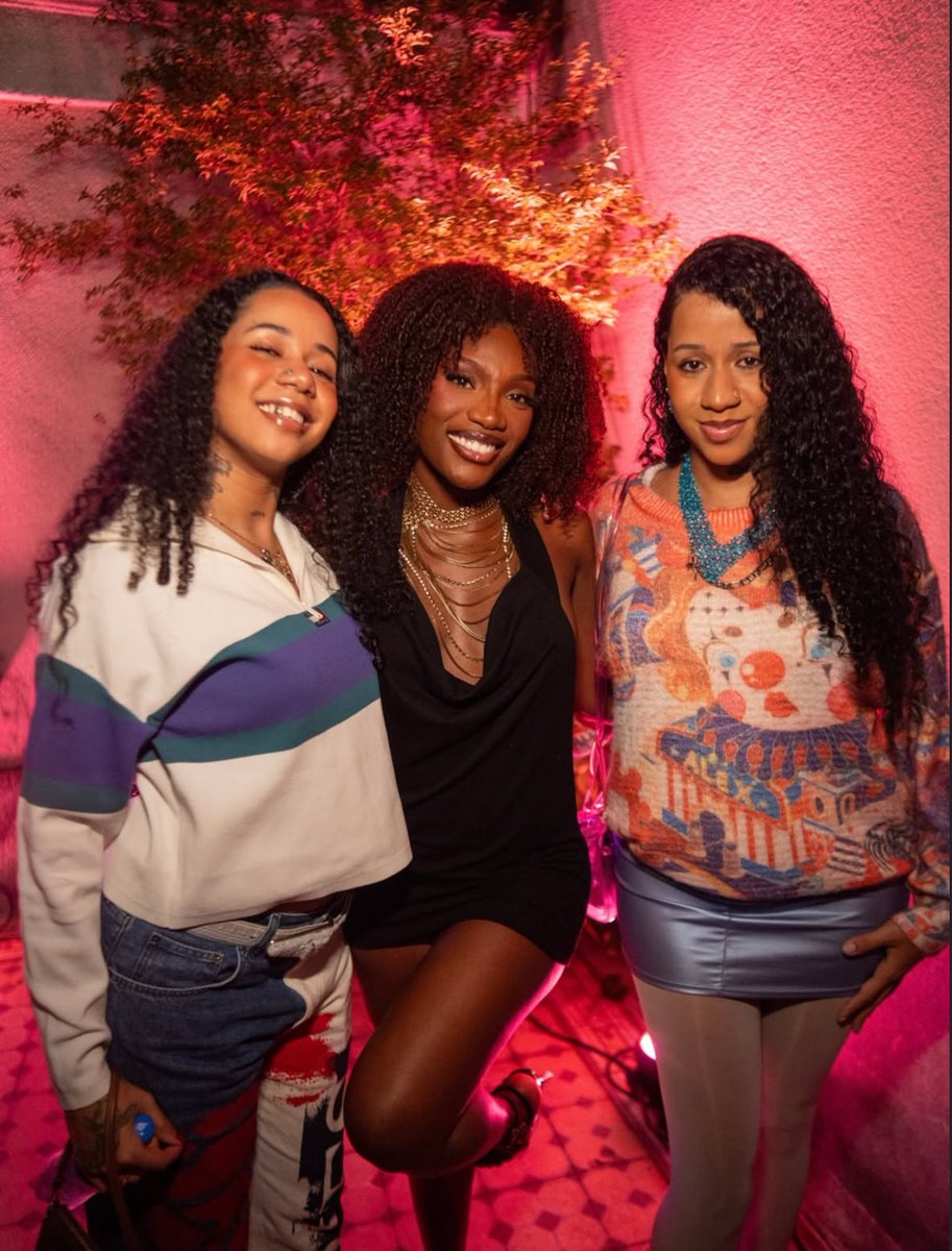 voudegrade's tweet photo. só as negronas!!! ✨
Doechii, Duquesa e Tasha &amp; Tracie ontem na Batekoo.

📸 leonciocorreia https://t.co/ZcGZ3BWNum