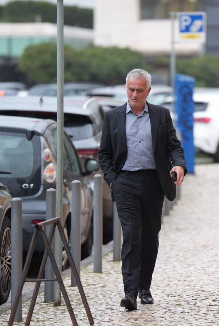 Windekind_Budi's tweet photo. Jose Mourinho menghadiri prosesi pemakaman sahabat sekaligus salah satu staf kepelatihannya saat menukangi FC Porto, Chelsea, Internazionale Milano, Real Madrid & Manchester United, Silvino de Almeida Louro.

Prosesi tersebut digelar di Masjid Sentral Lisbon, Portugal. Pada 2019 silam, Louro memeluk agama Islam usai menikah dengan Dania Adnan, wanita keturunan Suriah.
