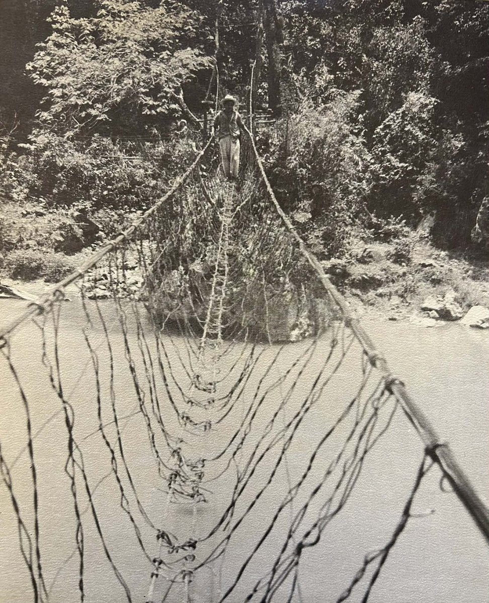 BiblioBurgoa's tweet photo. Puentes en el aire, caminos sobre el río 🌉
En la Sierra Mazateca y Sierra Mixe (Oaxaca), las lluvias hacían que los ríos formaran grandes caudales 🌧️
“Hamaca” de alambre para cruzar el río Santo Domingo, entre Ayautla y Jalapa de Díaz.
#Oaxaca #SierraMazateca #MemoriaVisual 📷 https://t.co/2X8INBwtsq