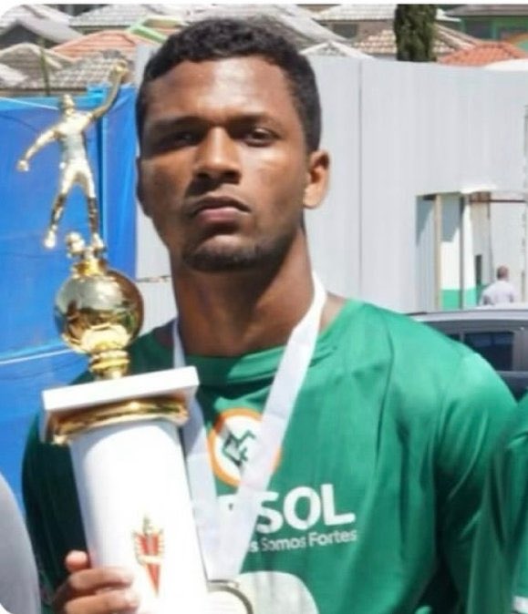 futtmais's tweet photo. Perdeu o pai aos 13 anos e conciliou o trabalho de pedreiro com o futebol para ajudar a família e conseguir comer.

Agarrou cada oportunidade com unhas e dentes, brigou por seu espaço, rodou no futebol e agora vai jogar pelo Brasil. 

A história de Igor Thiago é inspiração. 🇧🇷 https://t.co/Gri1DFmyrq