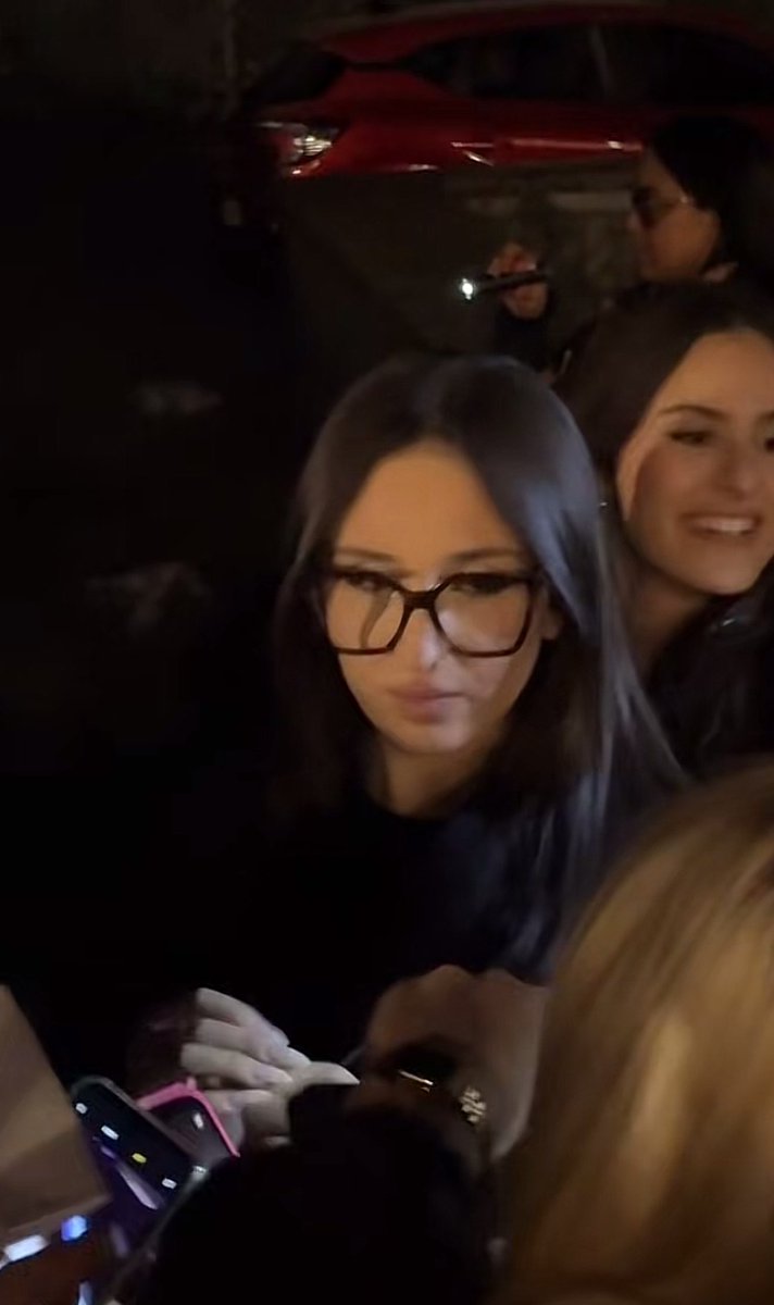 ‎ ‎so tweet media