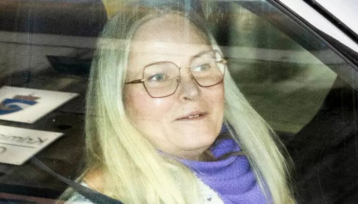 Her er dama. Som kjeder seg som kongelig. Stakkars. Mange som kjeder seg. Men ikke mange som har fått det, sikkert ufortjente, ryktet om å være den beste!