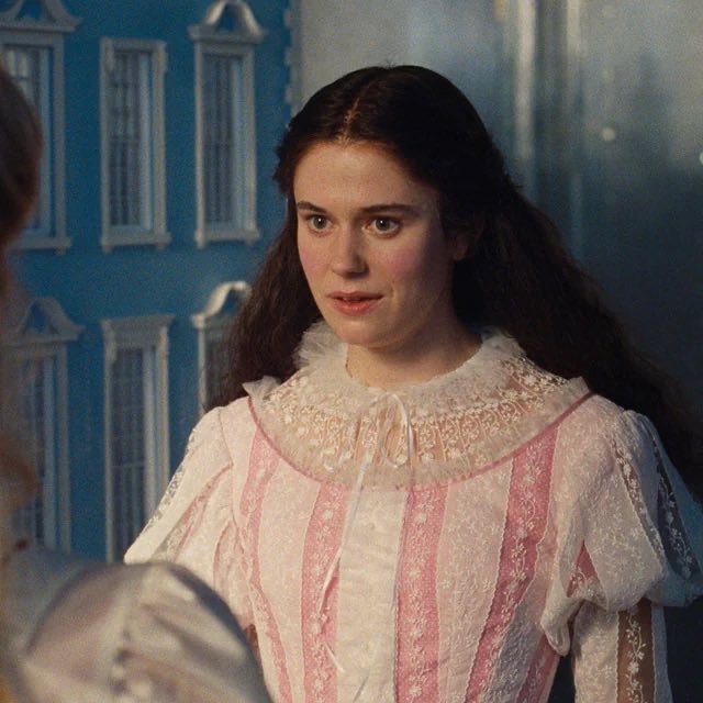 Madmaddingcrowd's tweet photo. I think this character is the key to Emerald Fennell’s ethos

Specifically: even as her movies proudly indulge the woman- child in the audience (bright colors, teen pop music, Y2K throwbacks, hot guys who look like boy band members) the woman-child herself is partly grotesque https://t.co/swdbyQFmUM