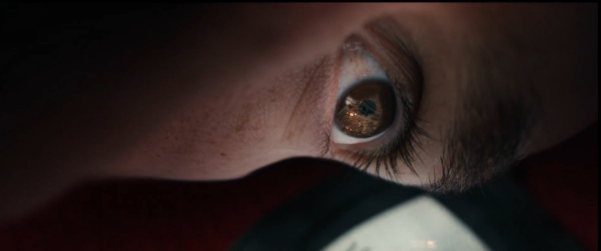 Amo este enfoque de cámara. Peter no siente felicidad al ser Spider-Man y se nota solo en una toma. Brutal.
Y los que se quejan... NUNCA los oí quejarse cuando nos enseñaban la cara entera de Rober Downey Jr cuando simulaba estar dentro de su traje de Iron Man. 
Hasta luego.