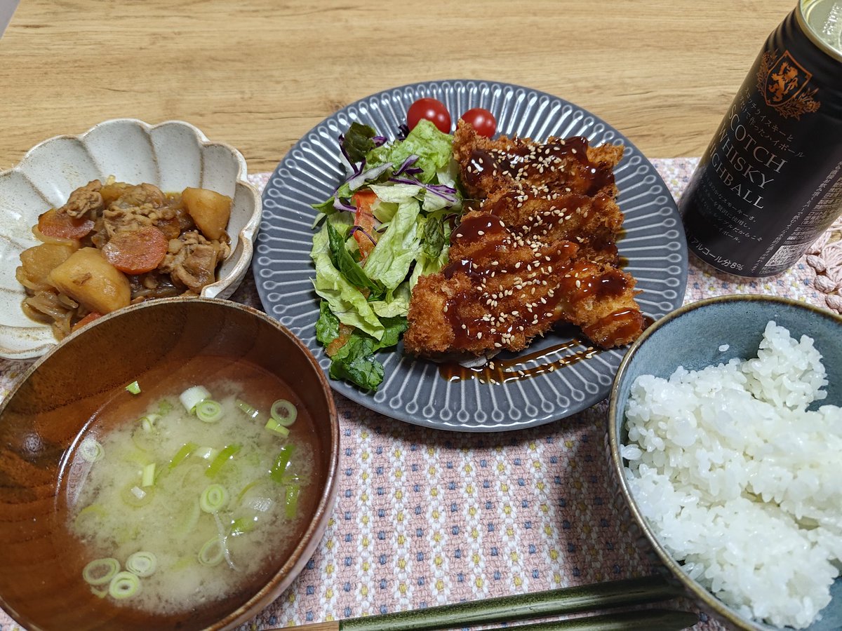fjord0729's tweet photo. ながまるお手製ハンバーグディナーだった！🌞
飲めるハンバーグだった…美味しかった…🙏🏻

先週泊まりに来たときは肉じゃがとチキンカツ作ってくれた！
これもたいそう美味しくて炊飯器空にするところだったし、ながまるのご飯はなかった。笑

どちらもわたしがしたのはサラダの水切りです☺️ https://t.co/KzJtzNK7Sn