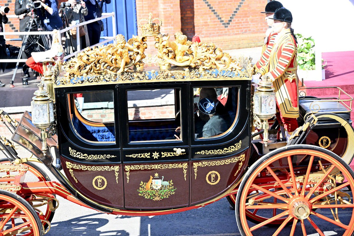 EXTRAbyMILE's tweet photo. The Tinubus riding on the royal carriage with the their majesties the King and the Queen. https://t.co/UFpUFvTtdg