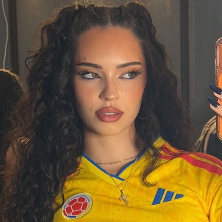 daniela loops tweet media