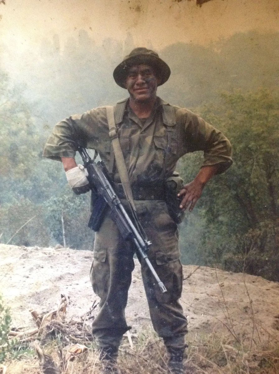 Curruchiche es como el típico maldito al que en épocas del genocidio le lavaban el cerebro, lo pasaban de soldado a jefecito, le hacían creer que tenía poder, y le daban órdenes de masacrar gente inocente en los pueblos a su antojo. Un asesino estúpido sin dignidad ni valores.