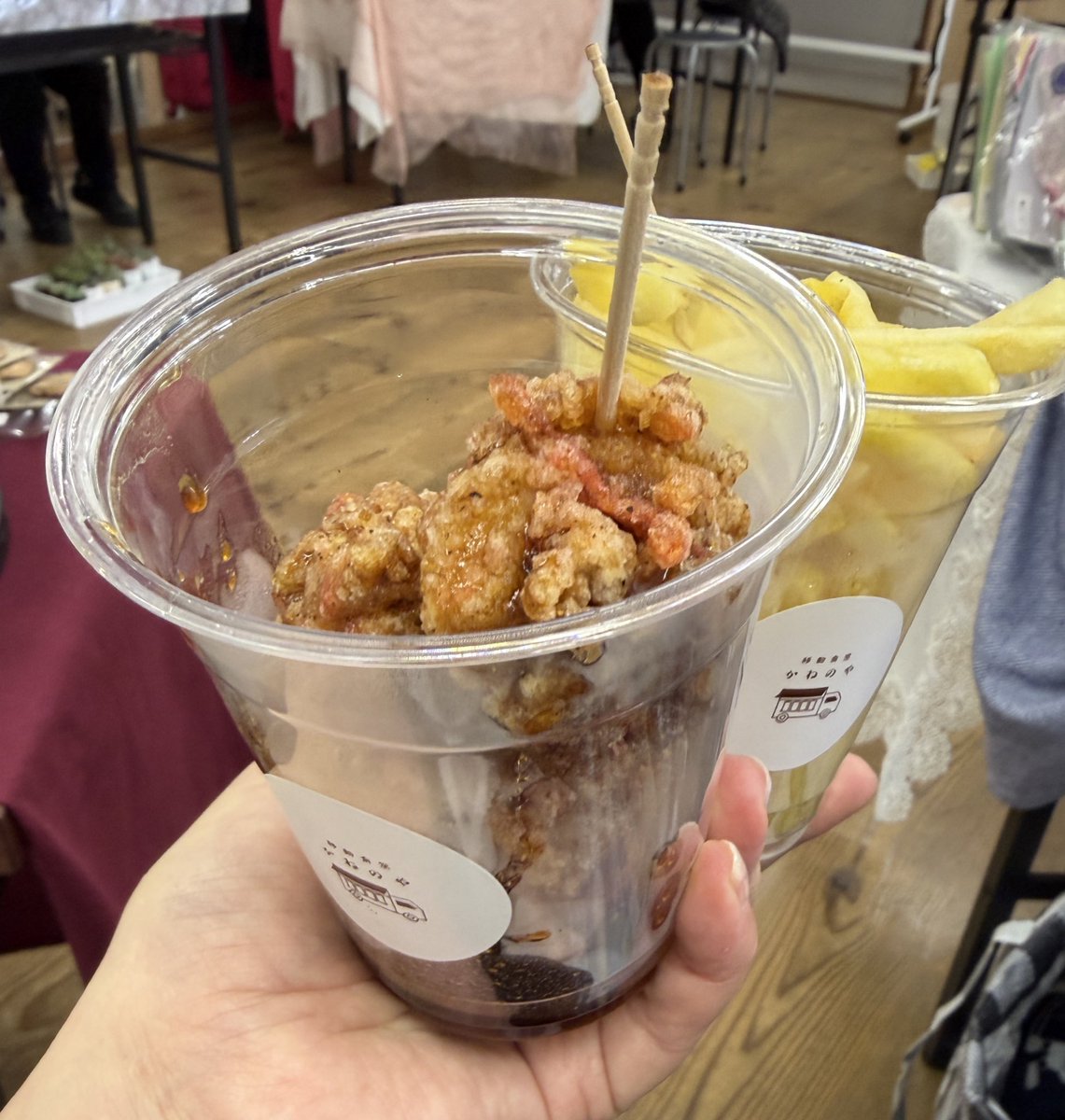Tiara_handmade_'s tweet photo. 賑わってます✨️

W揚げ物😋

風が強いのでお気をつけて！
 #春よ来い恋手習い舎 https://t.co/tj2nJTMo6t