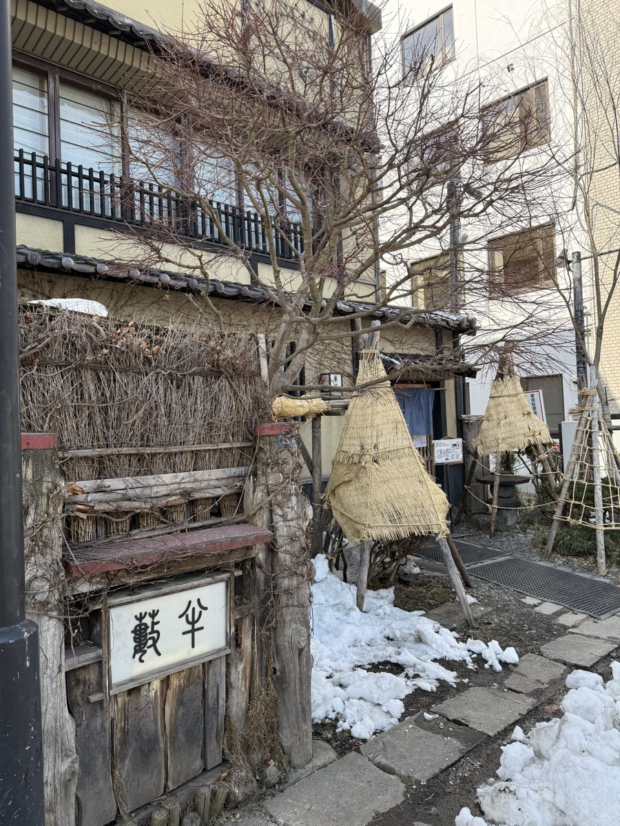 yn077's tweet photo. ずっと気になってた蕎麦屋「籔半」さん。
蔵造りの渋い空間でいただく天とじは格別！

11組待ちで30分ほど並んだけど、店員さんの神対応で待ち時間も苦じゃなかった。
今度はツーリングのお昼に、この「むさし」と蕎麦をまた食べに来たい。

#小樽 #籔半 #バイク乗り https://t.co/I49dFtx2j0