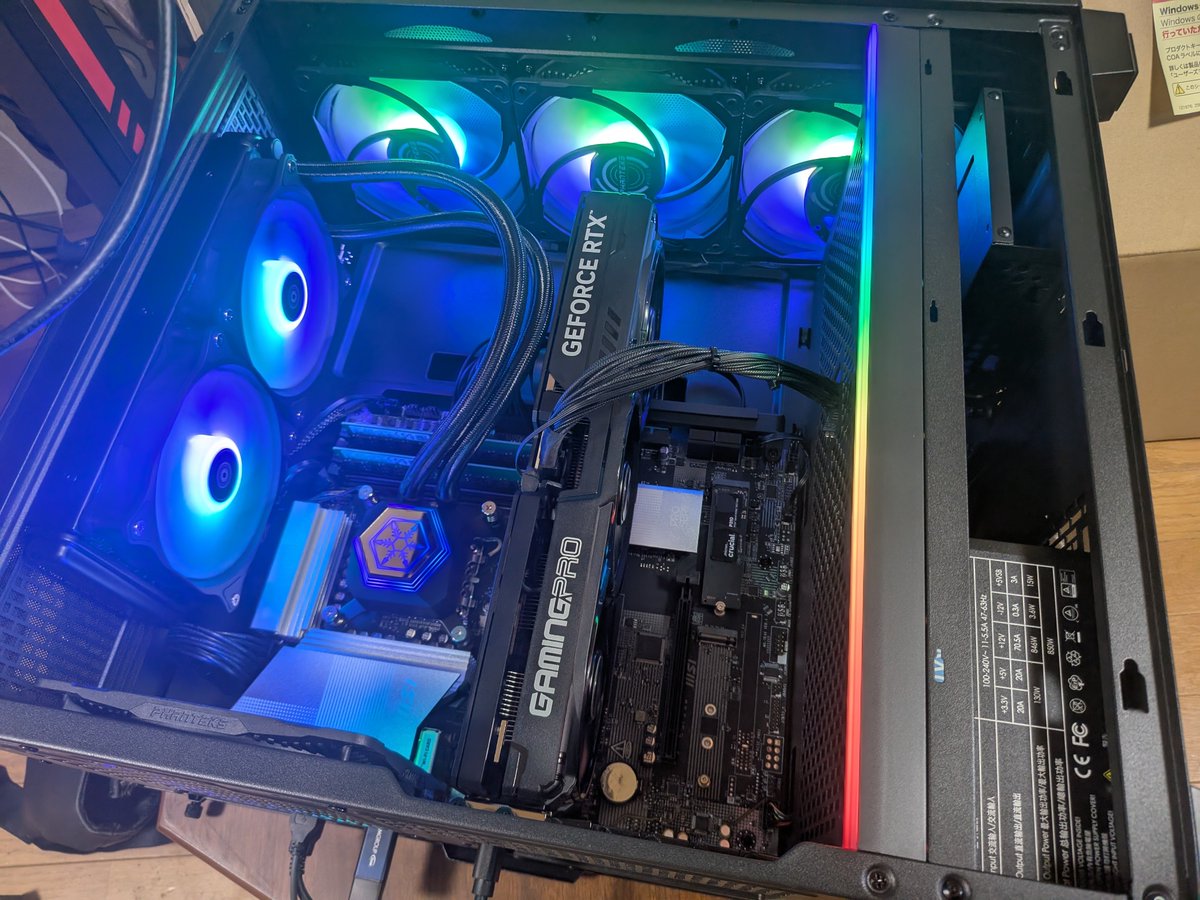 d_s_1's tweet photo. PC届いた！BTOなのにグラボ外してみたりOS入れ直したりしてるところ https://t.co/kAbo7z42tg
