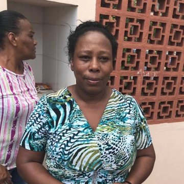 Esta é Silmara Silva, de 54 anos. Merendeira que conseguiu salvar cerca de 50 crianças na cozinha da escola Raul Brasil, durante massacre em Suzano em 2019.

Ela enfrentou o medo e fez barricadas com freezer e mesas para proteger as crianças! 

Por nós, jamais esquecida!