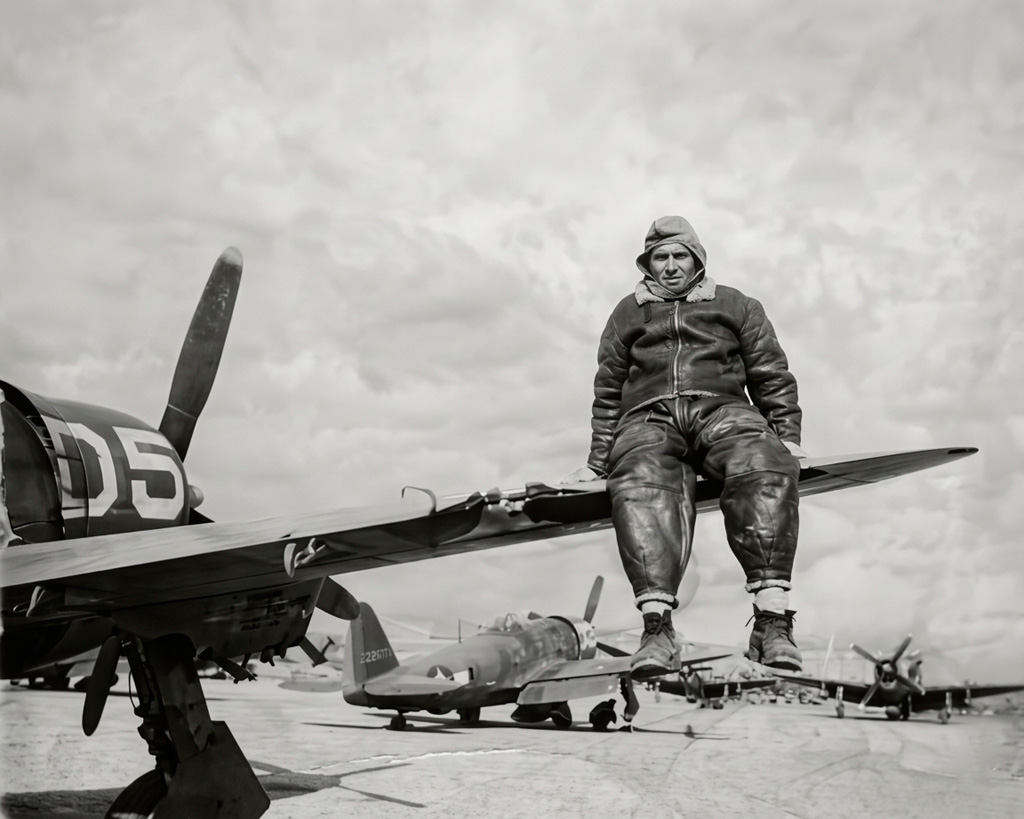 sentandoapua's tweet image. Mecânico do 1º Grupo de Caça sobre a asa danificada do P-47D Thunderbolt D5, durante a Campanha da Itália.

#P47 #Thunderbolt #D5 #1GAVCA #SentaAPúa #AviaçãoMilitar #História #SegundaGuerraMundial #BrasilNaGuerra #Veteranos #Memória