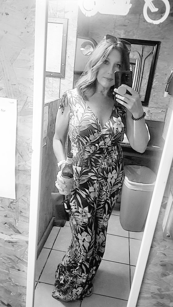 FayeMginger's tweet image. Beer and selfie! 🖤 #fridayFUN