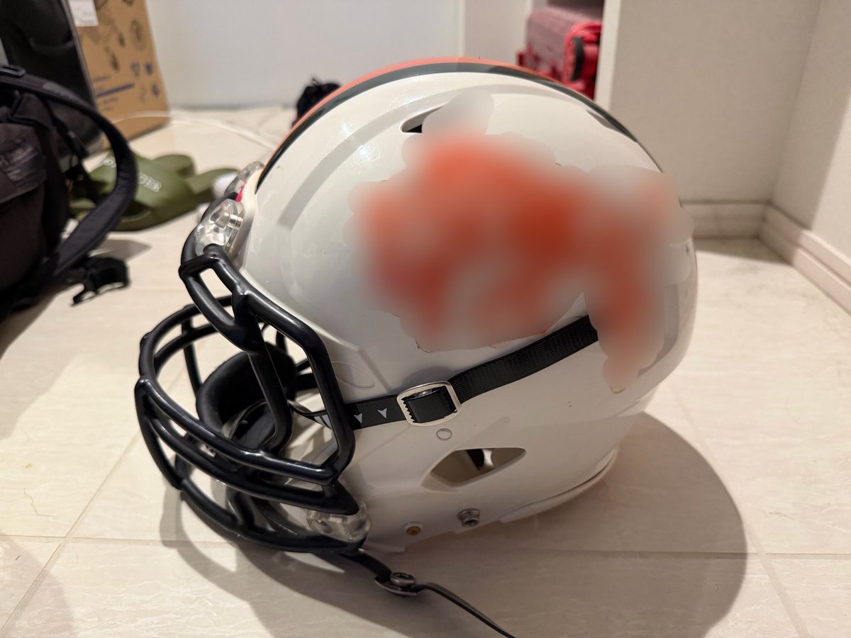 k0rgb's tweet photo. 今年からチームが変わってヘルメットの色を変えないといけなくなったので、、😤🏈 https://t.co/conaoKZ3Gt