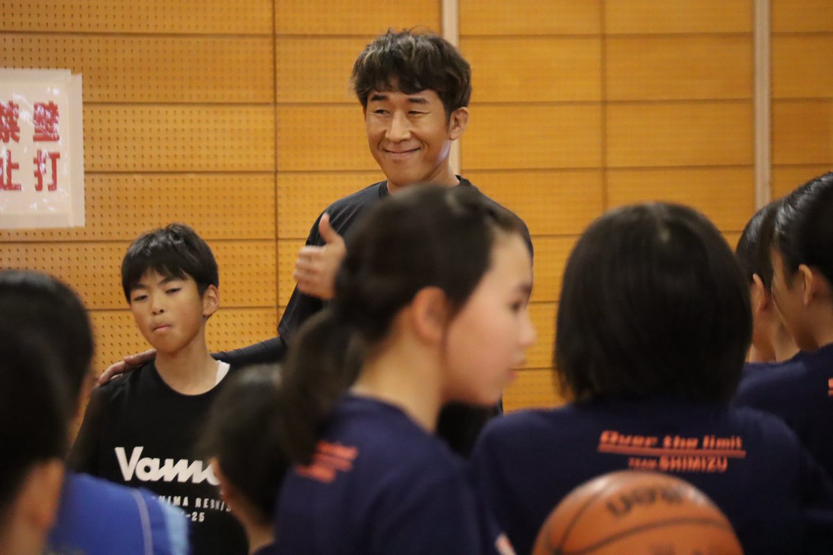 kg_rebnise's tweet photo. ただいまサブアリーナでは、#麒麟 の #田村裕 さんにゲストとして参加いただき、元レブナイズの選手で現在 #レッドモンスターズ に所属する #川上貴一 選手によるバスケクリニックを開催しております🏀

2階からの見学は自由ですので、ぜひお気軽にご覧ください👀

#鹿児島レブナイズ #Bリーグ https://t.co/2NGWjnv3vV