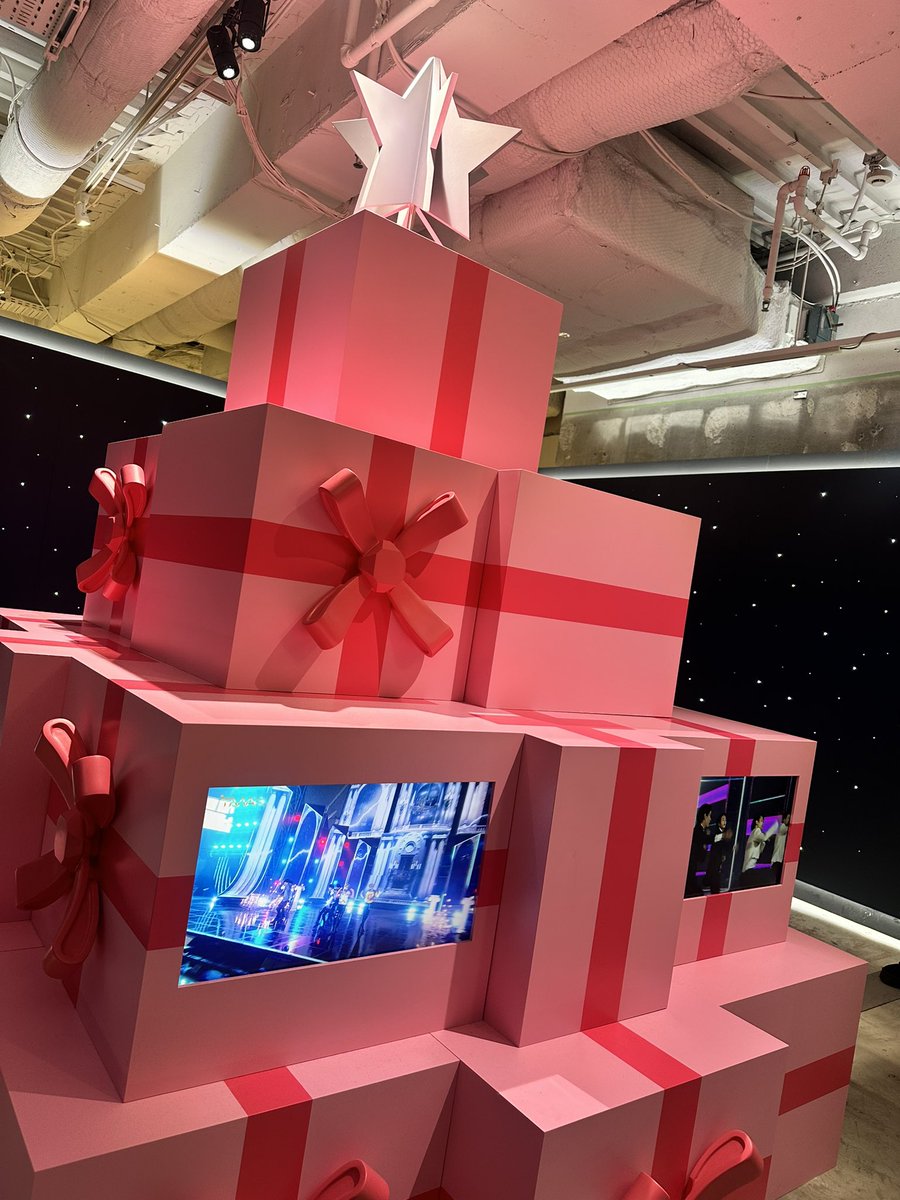 Kinuetta's tweet image. 話題のVR、VISION FESTAに来ました。アーティストのライブを間近に撮影した映像をVRで見られる新しい仕掛け。TVで見るより遥かに「リアル」で、絞り込まれた体の体幹とキレがすごい！ライブでもこんな席は当たらないだろうし、他ではできない貴重な経験。すごかった。　#VISIONFESTA #VF #andmore