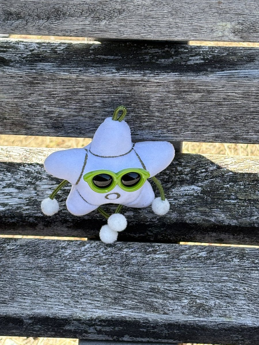 【拡散希望！お願いします🫡】
浜松SA（上り）にて落とし物見つけたので、売店の店員さんに預けました。
とても綺麗で大事にされてそうなぬいぐるみでした。

無事に持ち主のもとに帰れますように！