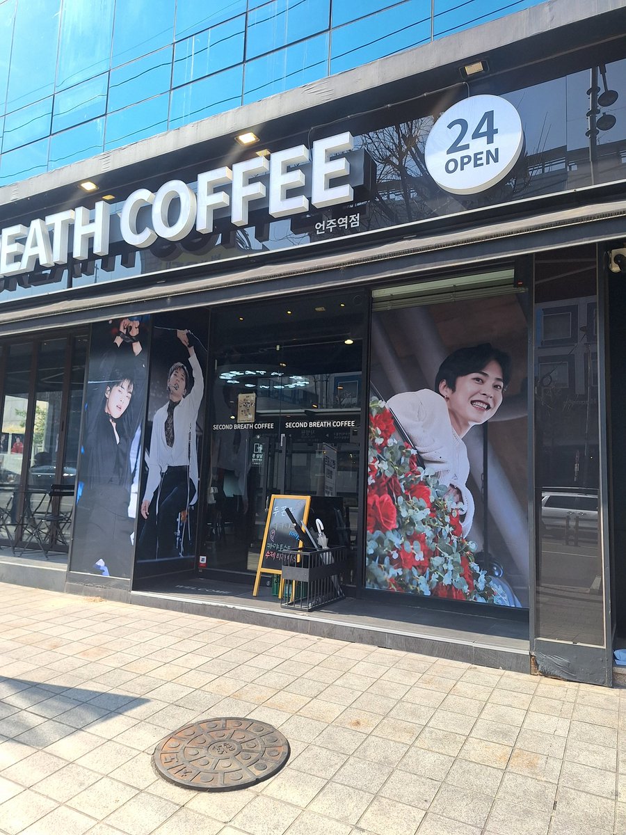 silverxiuxiu's tweet photo. 2️⃣XIUMIN  Birthday Event 2026
슈냥님의 세컨브레스🧛‍♂️🍷

뱀파이어 사진 미쳤네요
편지봉투 김민석 실링왁스라니ㅠㅠ
귀요미 사진이 얼마나 많은지ㅠㅠ
센스 있게 장식된 거울🪞에 민석이 등판 비춰보는 상상 한 번 하고 총총 이동합니다 슈냥님 복받으세요

#birthdaycafe #VampireX
#시우민 #XIUMIN https://t.co/Fd2oCTdxrw