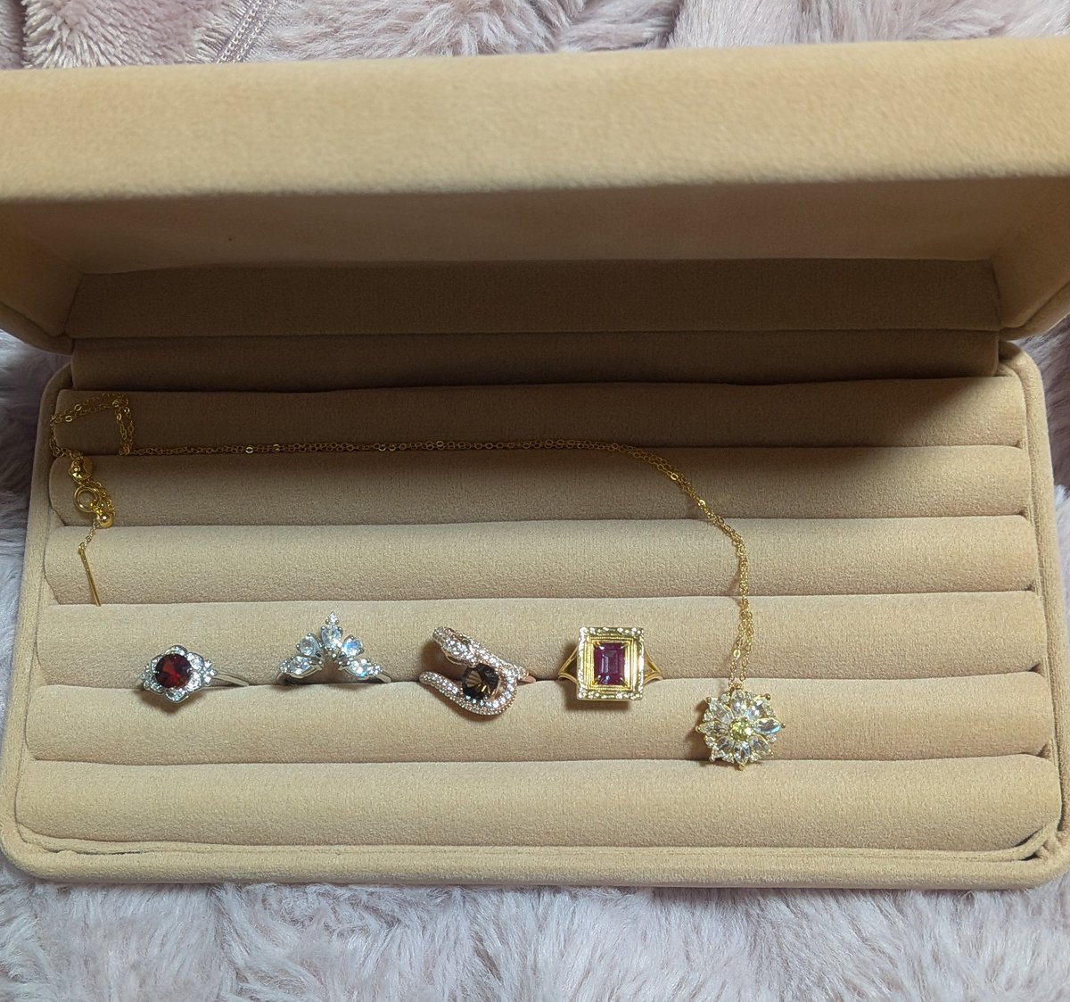 dextrin_cat's tweet photo. 昨日はジェムラバ高崎に行ってきました
多分初めてのジェムラバ！

結果めちゃめちゃ長居したけど、ホワイトポインセチアをセットみたいにしてお迎え✨️
リングはサイズ直しに出てるから帰ってくるの楽しみだなぁ

@r_made_mariko 
#マイマリコレ https://t.co/xDCjtNtL3L