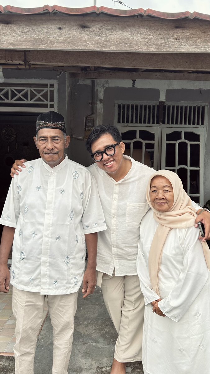 itsmesadook's tweet photo. Happy ied al firt🤏🏻🤍✨🌙 https://t.co/I5QrxWK66Z