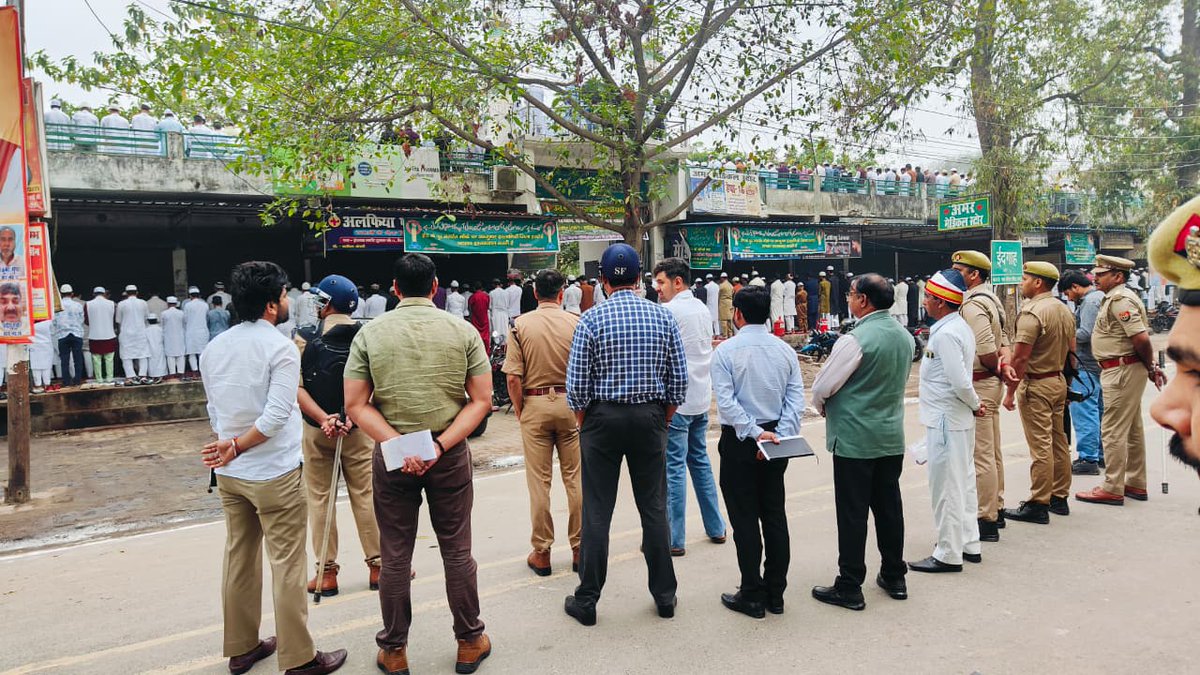 hardoipolice's tweet photo. #dmhardoi एवं #sphardoi द्वारा ईद-उल-फितर के अवसर पर सुरक्षा व्यवस्था को अक्षुण्ण बनाये रखने के दृष्टिगत को0 शहर क्षेत्रान्तर्गत ईदगाह का भ्रमण किया गया, ड्यूटी पर तैनात संबंधित अधि0/कर्म0 को आवश्यक दिशा-निर्देश दिए गए एवं सभी को ईद-उल-फितर के अवसर पर हार्दिक शुभकामनाएं दी गयी। https://t.co/6elM8ja2HL