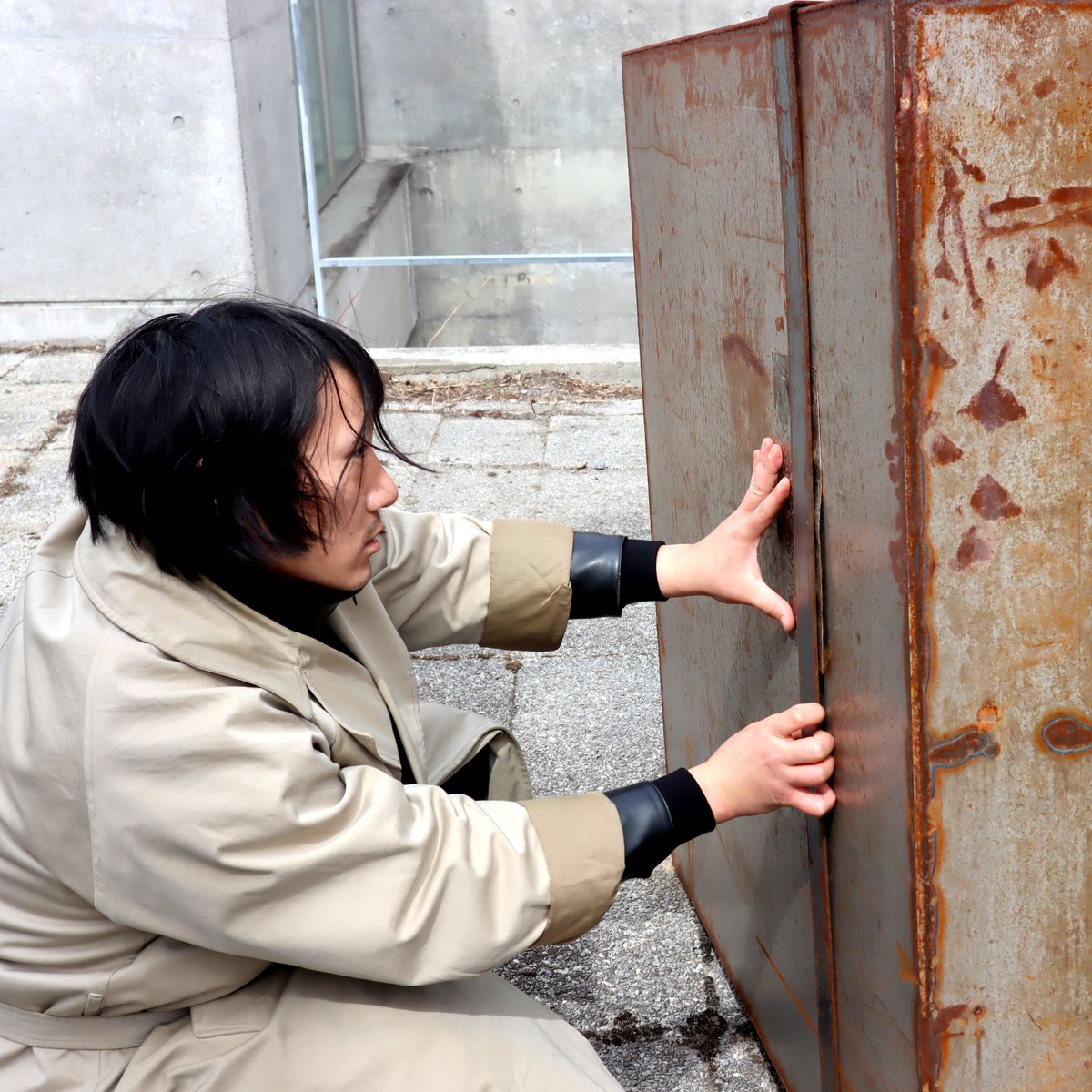 冬の間スタッドレスタイヤが買えなかったMADARAMANJIが雪解けと共にやってきて、颯爽と作品のコンディションチェックをする様子。

春より先に来た。

--------------------------------------

Alive # 01
2024
1200 × 1250 × 1600 mm
Iron, Copper, Silver, Gold