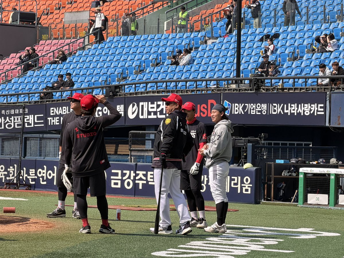 KIA 동료들을 만나러 어제 선수단 숙소까지 놀러왔었다는 박찬호.