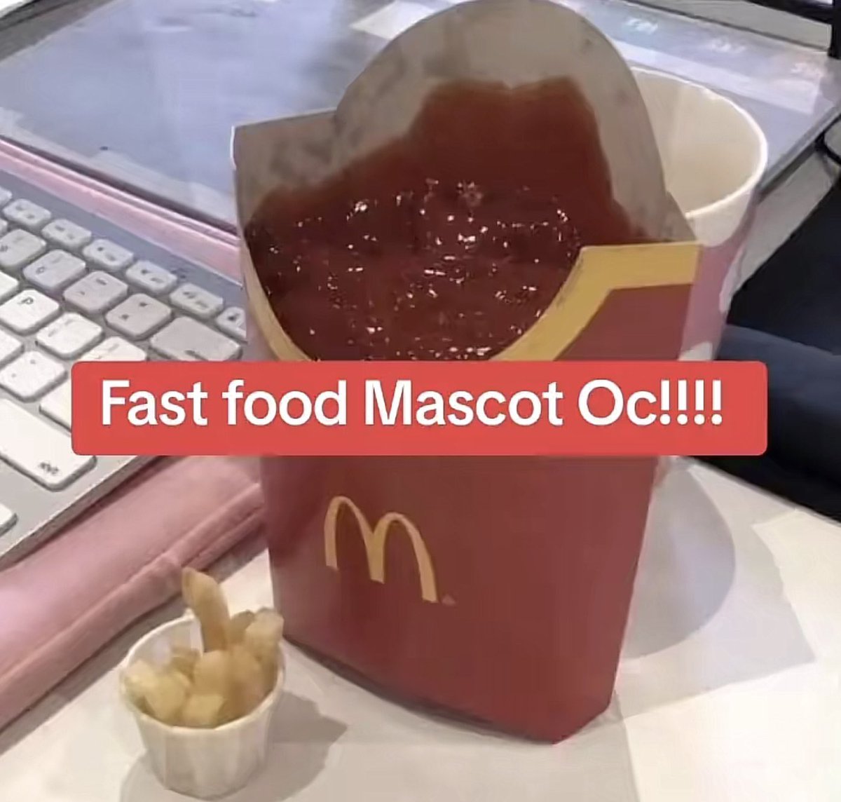 IzzyMorenoay4f's tweet photo. This is my fast food mascot oc ^^ 
#fastfoodmascotoc
#fastfoodmascots 
#mcdonalds #goldensmiles #goldiexronald https://t.co/C2c5bD0H5R