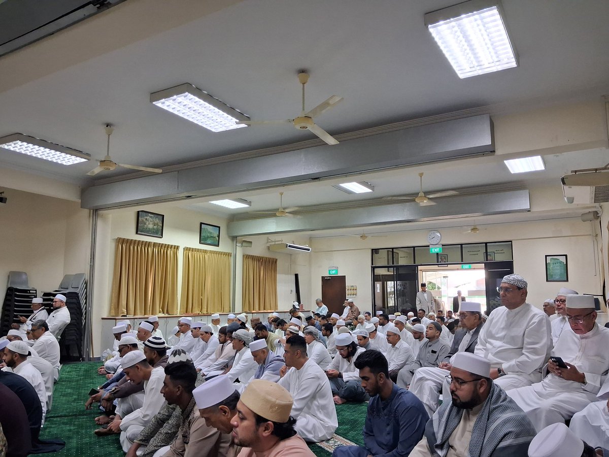 saadtalib's tweet photo. مشاهد من صلاة العيد في سيئون .. و صلاة العيد في جمعية الوحدة العربية (جمعية الحضارم في سنغافورة) هذا اليوم 
من العايدين و الفايزين 
كل عام وانتم بخير 
#حضرموت_امة_عالمية https://t.co/UFzhfvLAGv