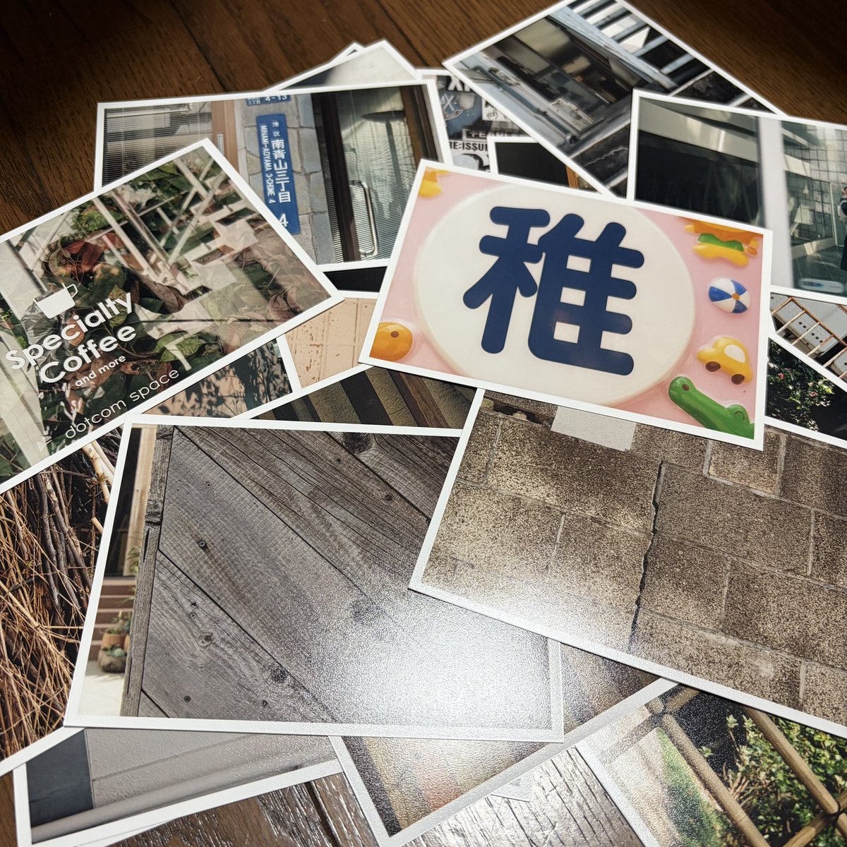 tmo2hiro's tweet photo. あまりにも物が増えすぎてて部屋の整理&amp;断捨離してるんですが、プリント捨てるの辛い https://t.co/cJxLg45OoK