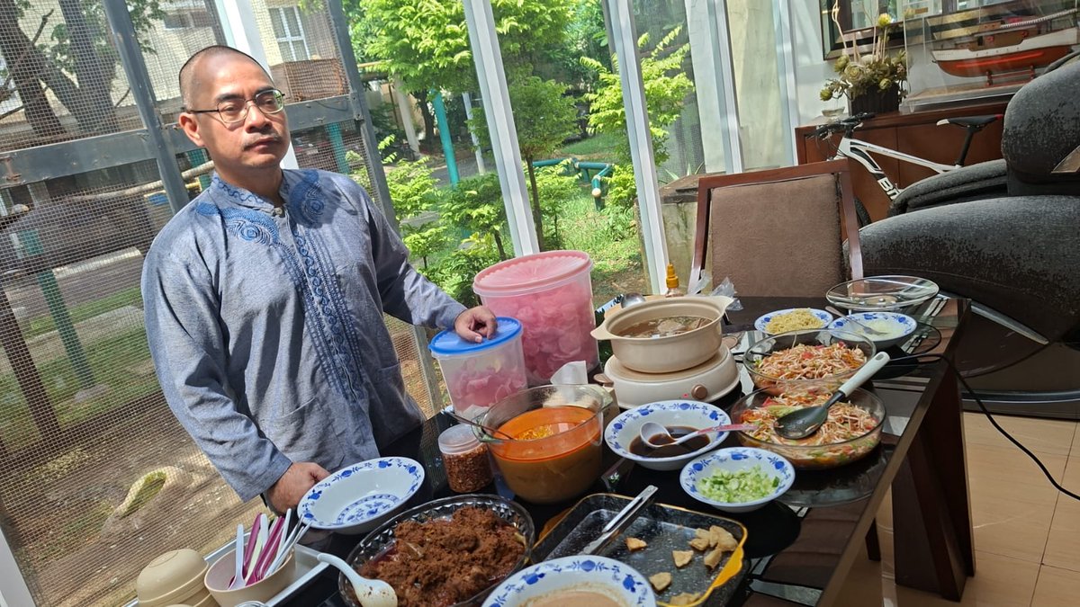 Halbil Idul Fitri keluaga  di rumah abang  gw. Udah 3 tahun gw absen,akhirnya dateng jg. Mayqn dapet saweran