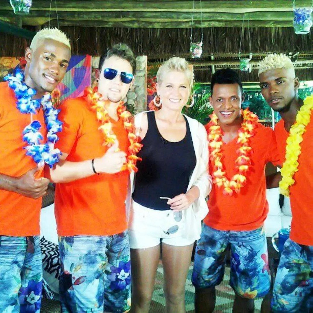 Foi, é e sempre será FUNKEIRA! 🔊

Xuxa e o grupo Os Hawaianos nas gravações do 'TV Xuxa' de Verão, em 2013.

Vem que vem que vem quicando! 🎶