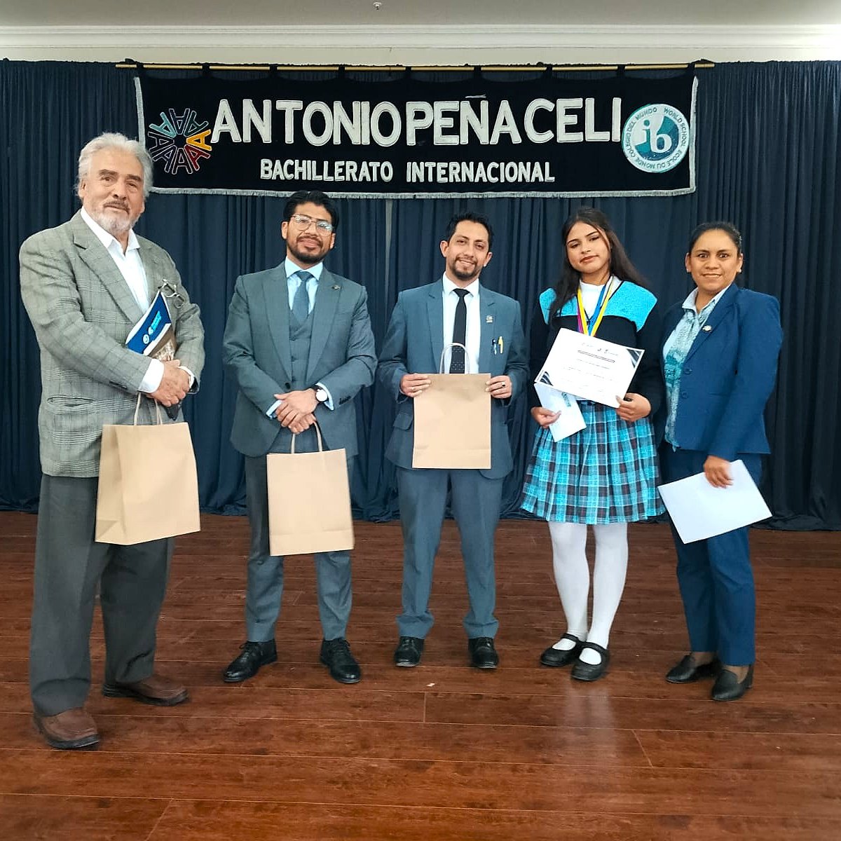 uefmaterdei's tweet photo. Felicitamos a nuestra estudiante Samantha León, de Tercero BGU, quien alcanzó el segundo lugar🥈#Plata en el Concurso Intercolegial de Libro leído Cecilia Benavides, con la obra “La Emancipada” de Miguel Riofrío.
El certamen se desarrolló en el Colegio Antonio Peña Celi.📚✨ https://t.co/hb3pOQLyzn