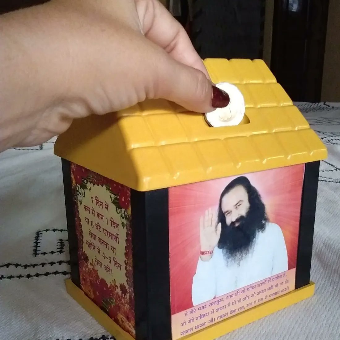 InsanNeeru2's tweet image. When you help someone, you feel a quiet happiness within. Inspired by Saint Gurmeet Ram Rahim ji today lakhs of DSS followers collect more #Save1Coin every day so that the needy can be helped when the time comes. Serving humanity gives true happiness