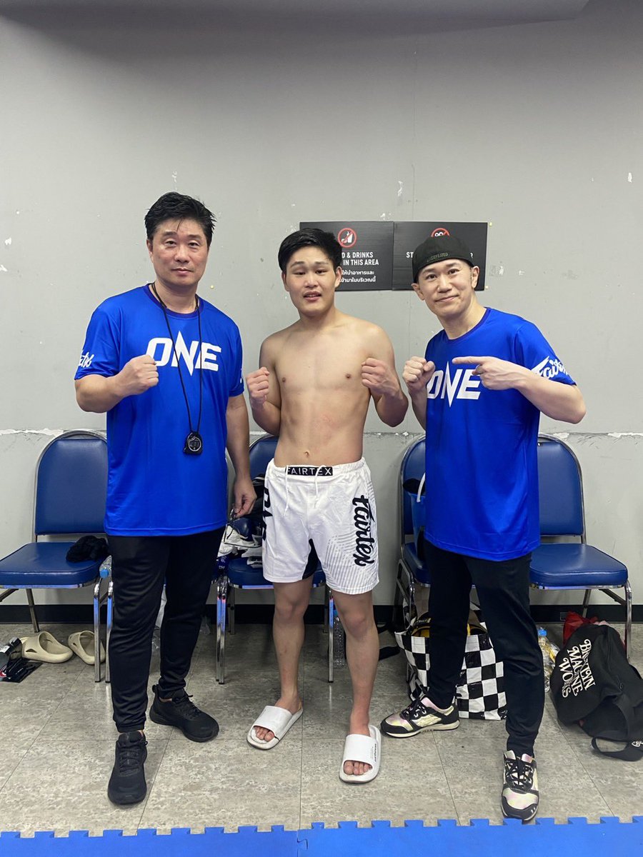 RYOGA__TERAYAMA's tweet photo. ONEデビュー戦勝ちました！
ONE関係者の方スタッフの皆様ありがとうございました！そしてチーム、UNEXTて応援してくれた方々ありがとうございました！チャンス掴みました！最高の景色！やったぞ！！💪 #ONEFridayFights147 https://t.co/W7cbdQ2QL5