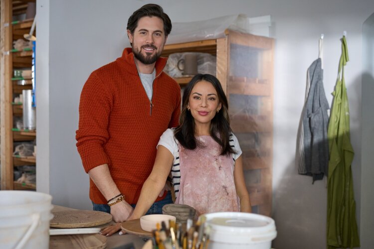 ReggieMah_'s tweet image. Did you know #TwoforTee follows a Chinese-American artist reconnecting with her family’s traditions through ceramics? 🍵 Can’t wait to see the chemistry between Janel Parrish and #ChrisMcNally as they craft something special. @ChrisMcNally_ @JanelParrish  @hallmarkchannel