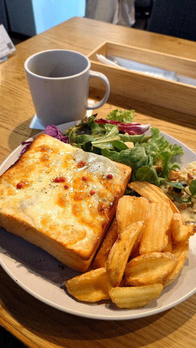 nob2793's tweet image. ＃TOASTER
＃ランチ
遅めの朝食、早めの昼食は、久しぶりにToaster!さん🍞
フワフワ食感のトーストはやはり美味です。