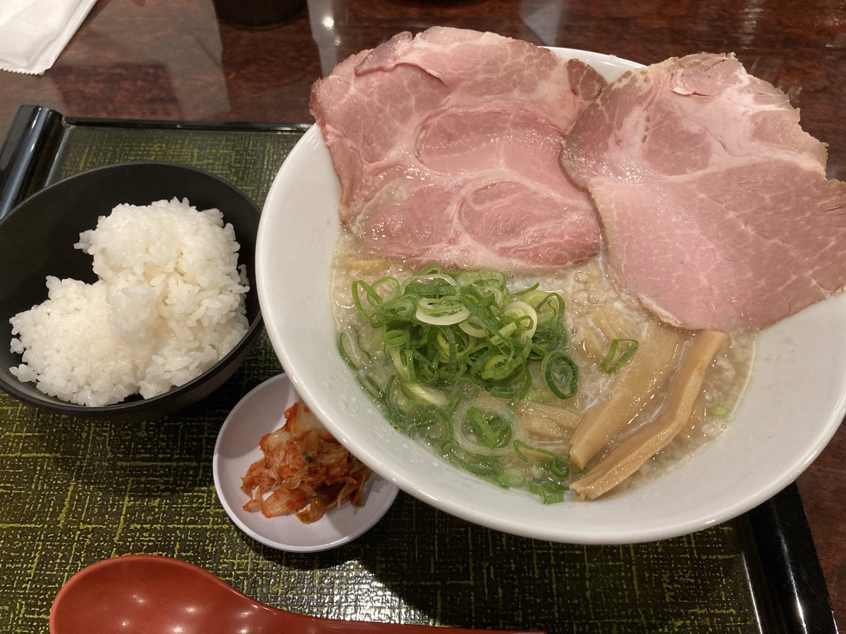 hal4169's tweet photo. 今日のランチ。

＃麺匠慶次 OAP店

裏慶次ラーメンを注文。
濃厚背脂の豚骨スープと食べ応えのある太麺の組み合わせ。丼の半分を覆ったチャーシューが、レアな食感で非常にジューシー。 https://t.co/OER50k9oQb