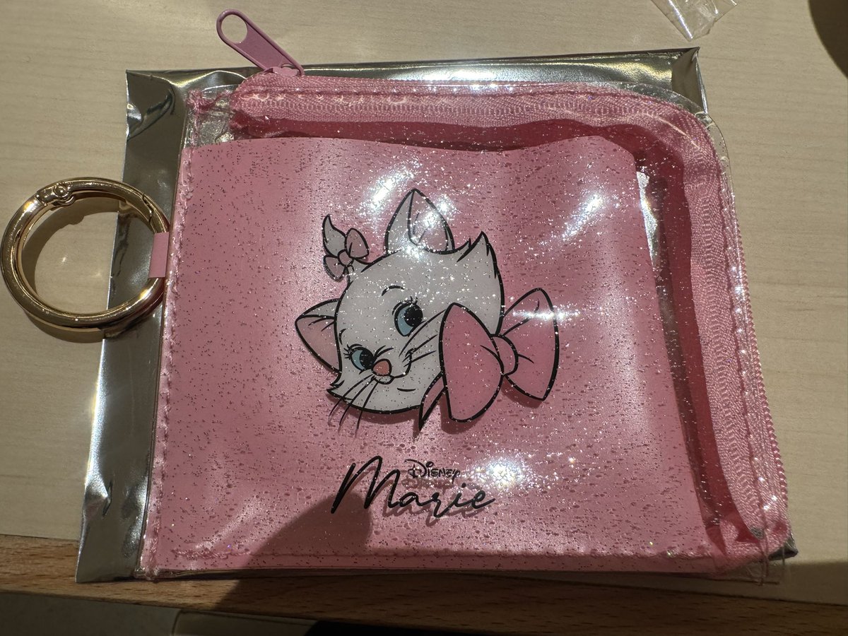 rainy_lily24's tweet photo. 【交換】
ディズニーストア
シークレットPVCウォレット

譲：マリー
求：デール

本日イクスピアリで交換希望です。 https://t.co/Lx3GLkjk5j