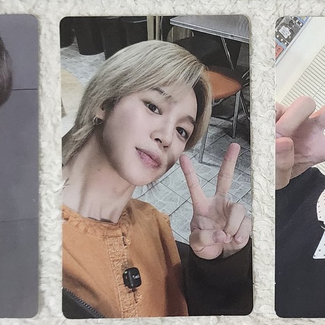 เชี่ยย ไม่ใช่ เไ 😭 จีมินบลอนด์ไดร์ตรงผมยาวซอยเลเยอร์หน้าม้าซีทรูบวกสันจมูกที่ไม่ได้คมจัดไล่ขึ้นนุ่มๆ ปลายมนประกอบโครงหน้าที่เป็นรูปไข่ทำให้กลายเป็นดูหล่อหวานละมุนตุนเลย จีมินลุคนี้โคตรมีเสน่ห์โคตรสวย สวยจนอยากบวชให้จริงๆ 😭🤲🏻