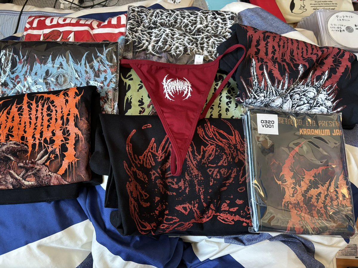 昨日の物販で買ったやつ
シャツが沢山！！
勢いで買ったKraaniumのTバックはどうしますかね…トランクス派なので頭に被るしか使い道が無いよ