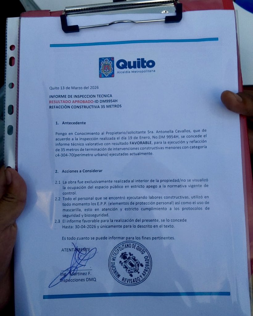 amcquito's tweet photo. 🗞️ #BoletínDePrensa | 🚨 Aprehenden a un falso inspector que cobraba dinero para evitar sanciones.

🤝 Tras investigación de la AMC, en coordinación con @PoliciaEcuador, se identificó a un ciudadano que colocaba sellos y notificaciones falsas en construcciones para luego exigir pagos.

🔎 En su poder se encontraron documentos fraudulentos y sellos con distintivos municipales.

⚠️ Recuerda: ningún funcionario municipal cobra dinero de forma directa. 🔍 Verifica siempre las credenciales con el código QR.

📲Lee la nota completa ⬇️
https://t.co/b37OUE5UK7

🛂Con orden y control,
#QuitoRenace 
#QuitoNoSeDetiene