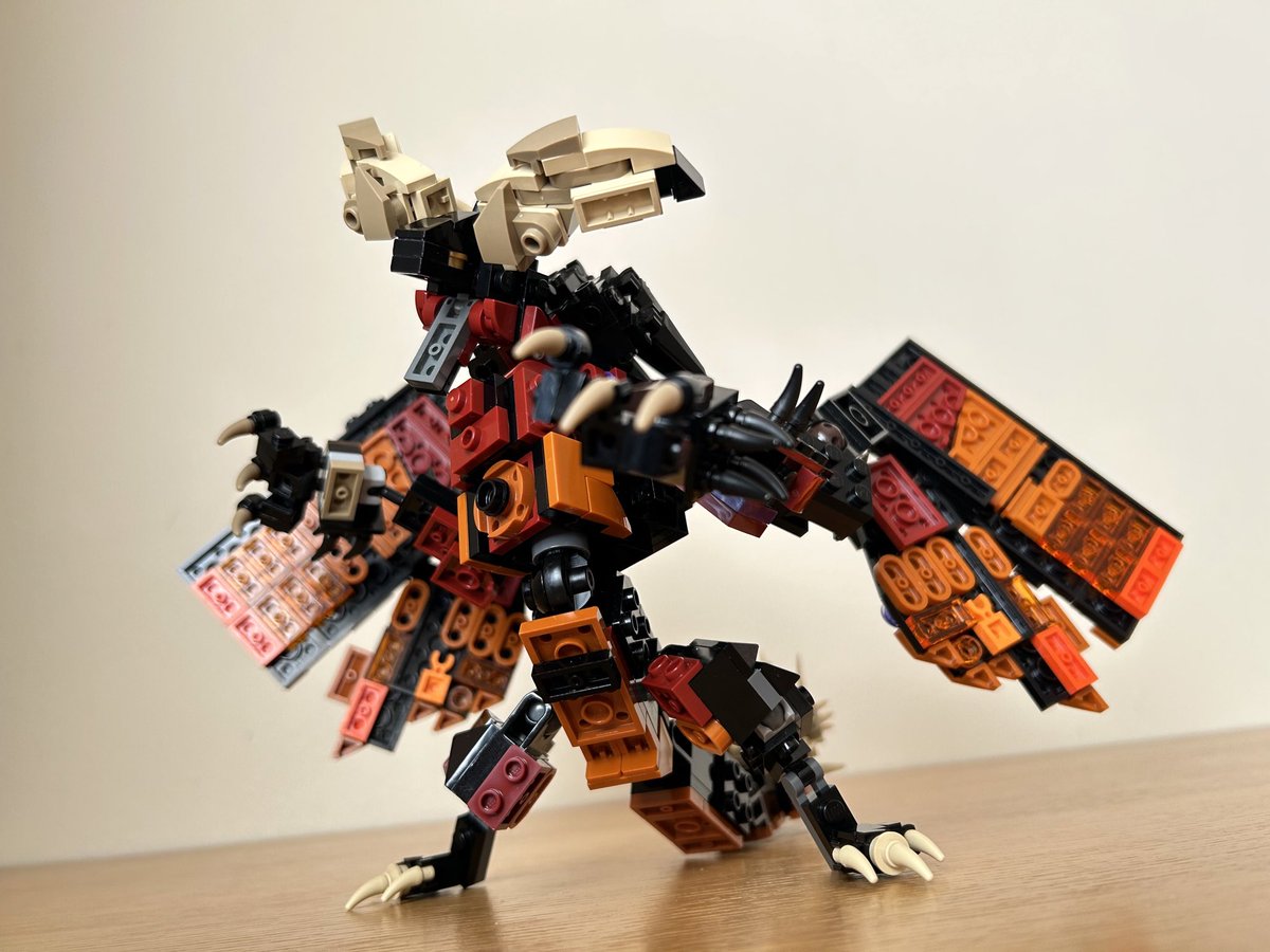 lQFjosh1AJ28474's tweet image. 【破滅が来たりて喇叭を鳴らす】
レゴで滅尽龍ネルギガンテを制作。圧倒的な力を有する古龍という事で胸筋は分厚く仕上げた。全身に至る棘は付け替えで再現。翼の色はグラデーションをかけた。角の捻れはお気に入り。
#モンハン #レゴ #MHW #MonsterHunter #LEGO #Nergigante