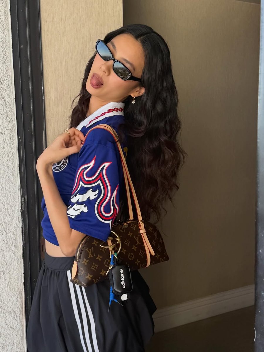 JustFreshKicks tweet media